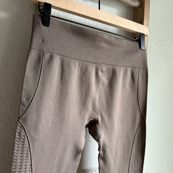 Squat Wolf Seamless Beige Leggings sz: Small - Picture 8 of 8